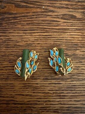 VINTAGE SWOBODA jade & Turquoise Bamboo Shape Clip Earrings 1”  Leaves  Plant